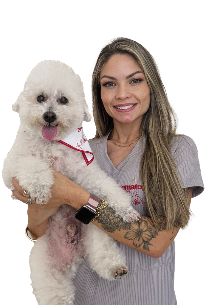 Dra. Isadora Duarte, responsável pela Hematopet Intensiva, segurando um cão da raça poodle, simbolizando carinho e cuidado no atendimento veterinário especializado.